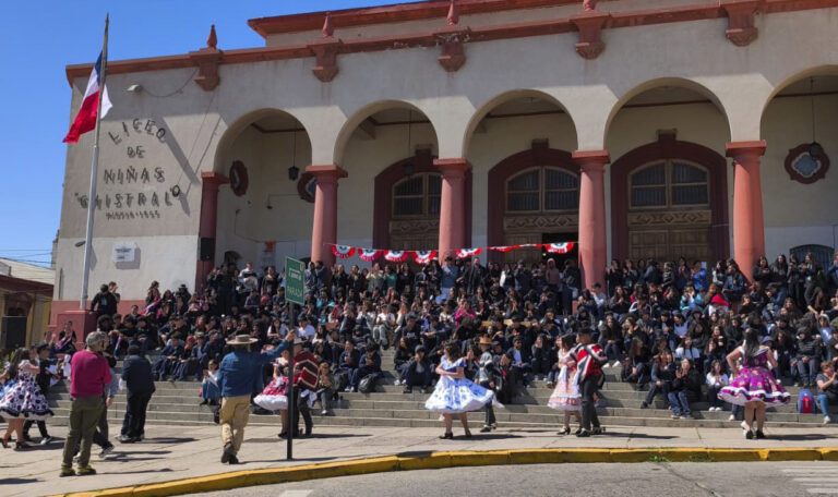 Liceo Gabriela Mistral da el vamos a las Fiestas Patrias con tradicional Esquinazo Dieciochero