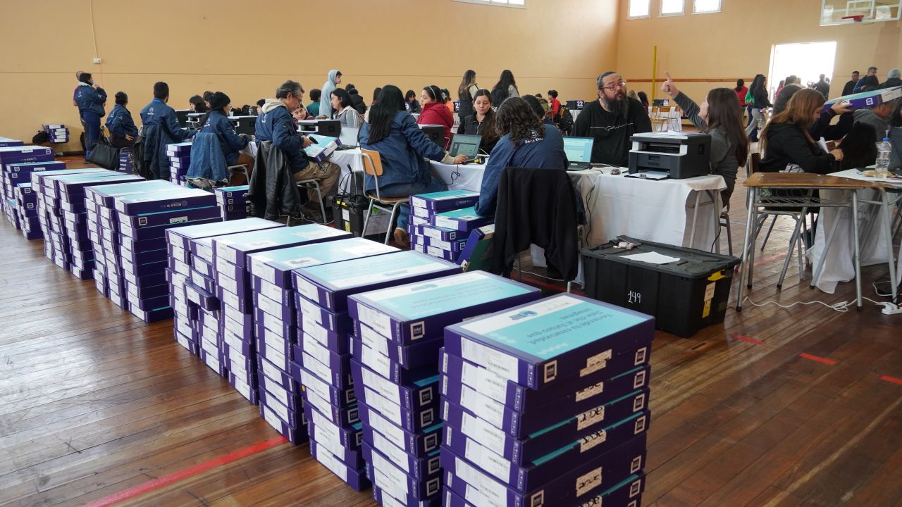 Más de mil estudiantes de la Educación Pública de La Serena reciben computadores que fortalecerán sus aprendizajes